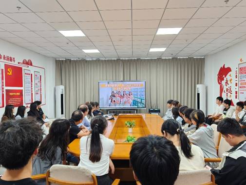 会议室里的人们AI 生成的内容可能不正确。