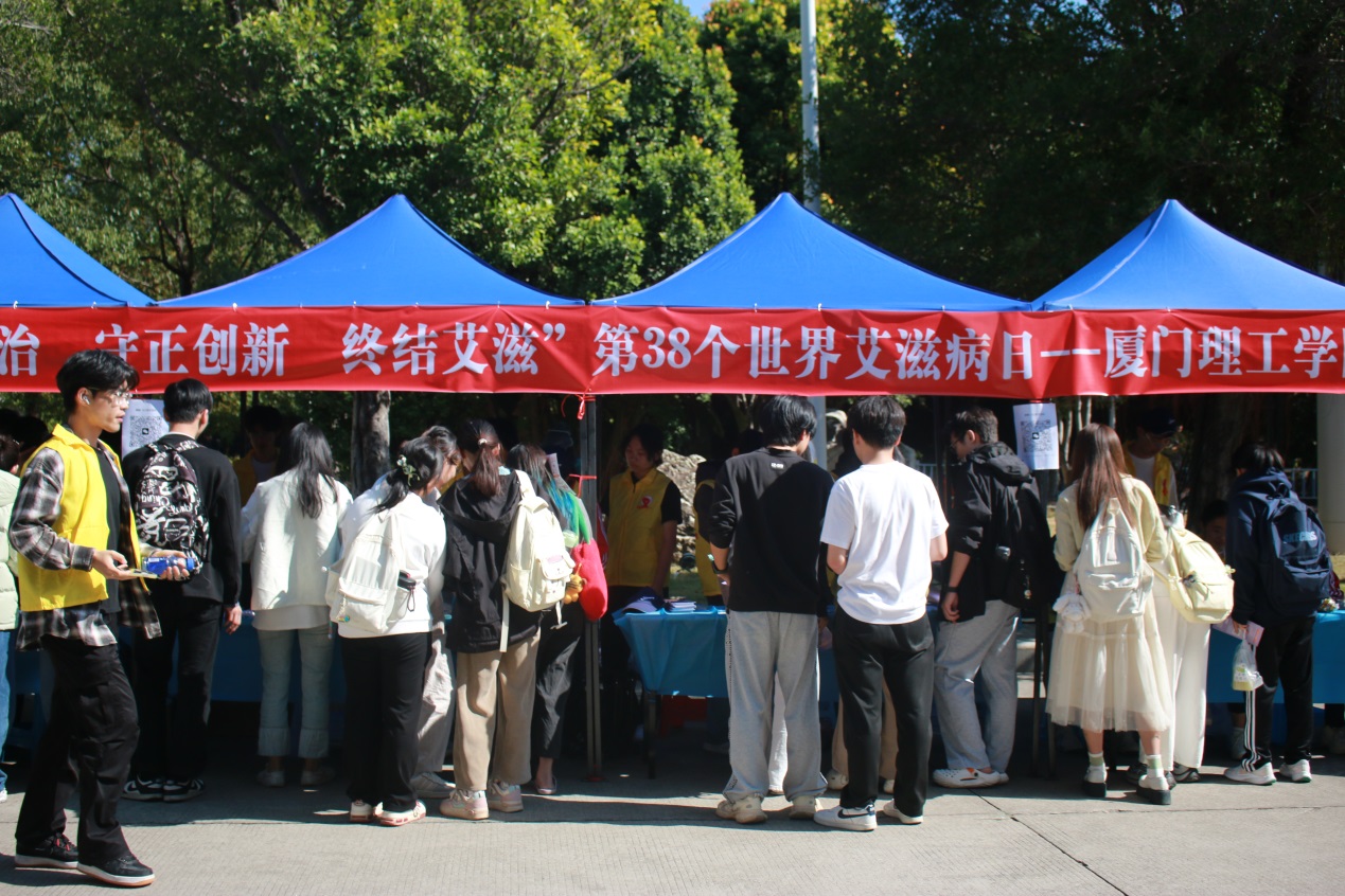 说明: I:\我校开展“世界艾滋病日”主题宣传 筑牢校园防艾屏障\3.jpg