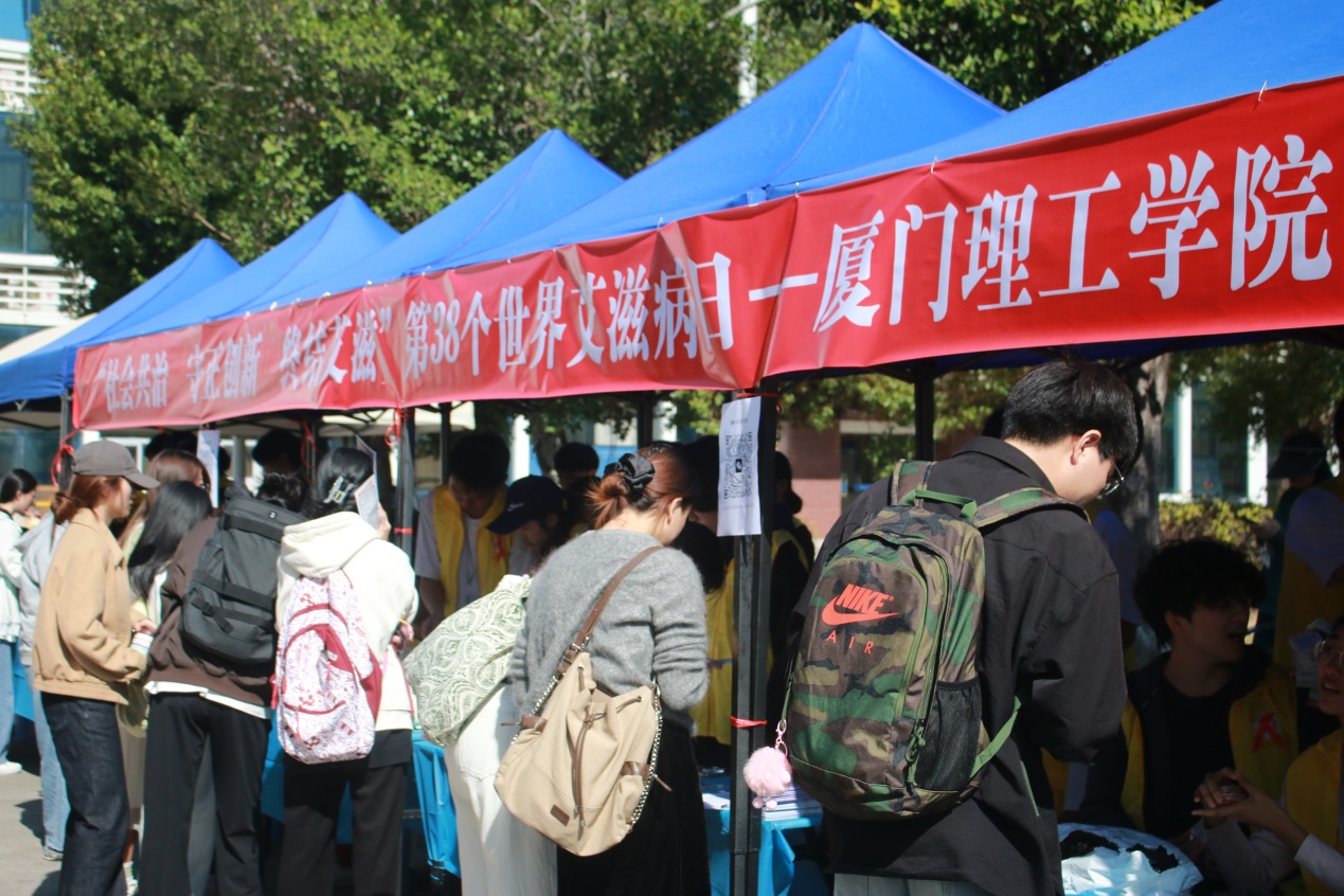 说明: I:\我校开展“世界艾滋病日”主题宣传 筑牢校园防艾屏障\2.jpg